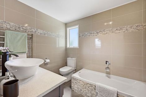 Photo of property in 5 Lisa Rise, Half Moon Bay, Auckland, 2012