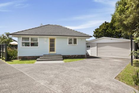 Photo of property in 5 Roby Street, Te Atatu Peninsula, Auckland, 0610