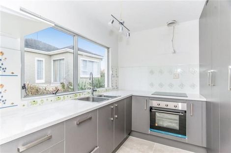 Photo of property in 1/3 Exmouth Road, Northcote, Auckland, 0627
