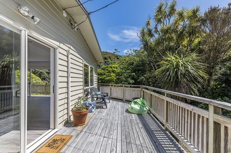 Photo of property in 2 Corlett Road, Plimmerton, Porirua, 5026