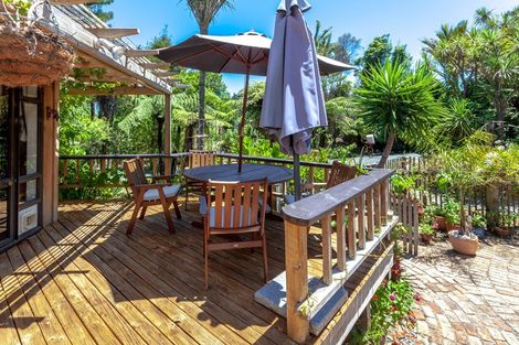 Photo of property in 2 Oxford Terrace, Coromandel, 3506