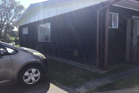 Photo of property in 27a-b Cheyne Walk, Newlands, Wellington, 6037