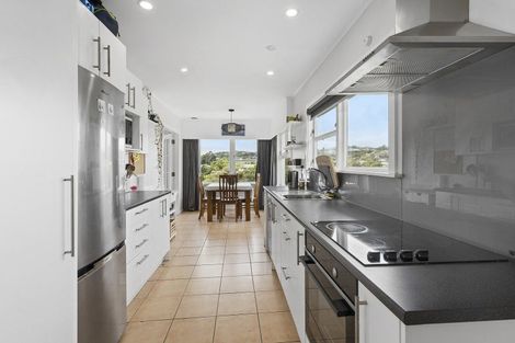 Photo of property in 9 Blandford Way, Newlands, Wellington, 6037