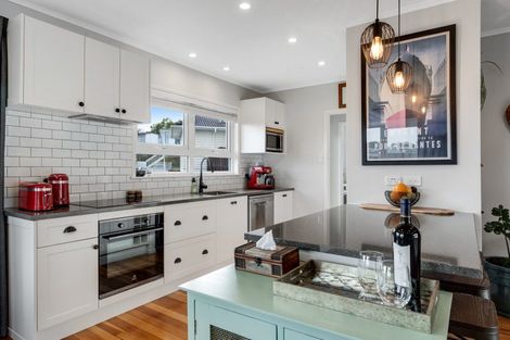 Photo of property in 7 Beechdale Crescent, Pakuranga Heights, Auckland, 2010