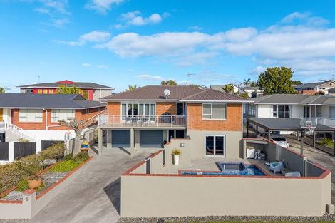 Photo of property in 5 Tanoa Place, Glendene, Auckland, 0602