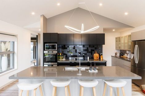 Photo of property in 10 Mediterranean Grove, Fitzherbert, Palmerston North, 4410