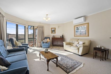 Photo of property in 17 Greenwood Place, Fitzherbert, Palmerston North, 4410