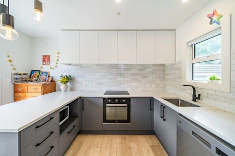 Photo of property in 14 Young Grove, Stokes Valley, Lower Hutt, 5019