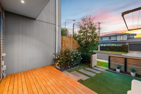 Photo of property in 5/1a Royal View Road, Te Atatu South, Auckland, 0610