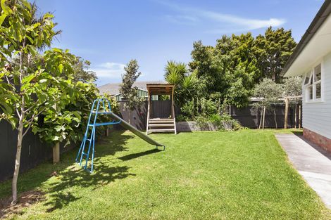 Photo of property in 5 Roby Street, Te Atatu Peninsula, Auckland, 0610