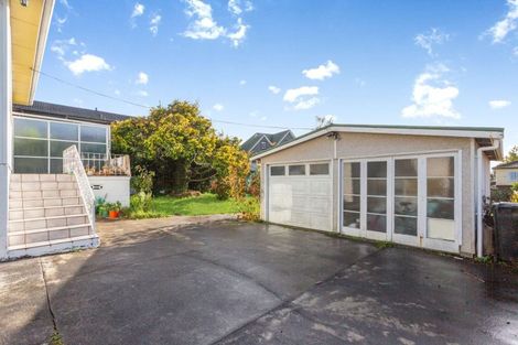 Photo of property in 34 Glenfern Road, Mellons Bay, Auckland, 2014