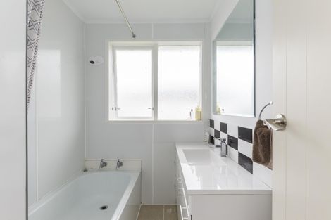 Photo of property in 26 Rhodes Drive, Kelvin Grove, Palmerston North, 4414