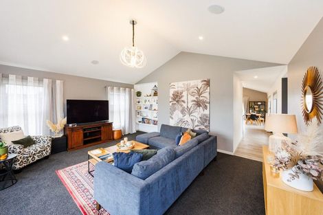 Photo of property in 10 Mediterranean Grove, Fitzherbert, Palmerston North, 4410