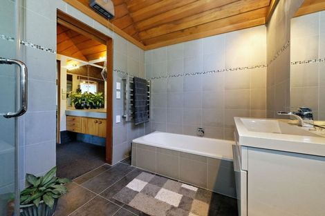 Photo of property in 1/51 Quinns Road, Waiatarua, Auckland, 0612