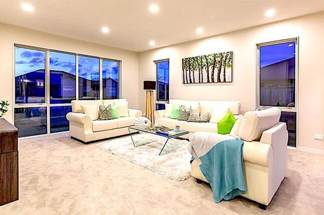 Photo of property in 8 Syd Grant Crescent, Orewa, 0931