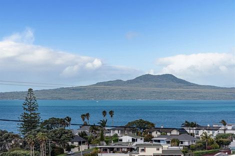 Photo of property in 2/72 Gulf View Road, Murrays Bay, Auckland, 0630