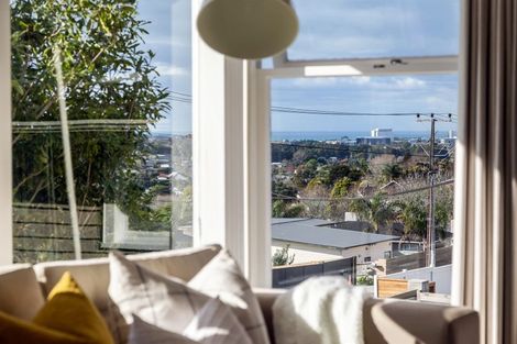 Photo of property in 33 Pupuke Road, Birkenhead, Auckland, 0627