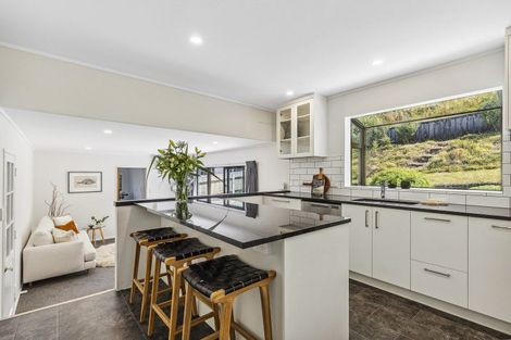 Photo of property in 11 Thatcher Crescent, Crofton Downs, Wellington, 6035