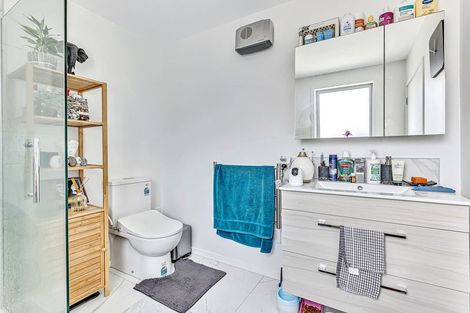 Photo of property in 2/24 Kelwyn Road, Kelston, Auckland, 0602