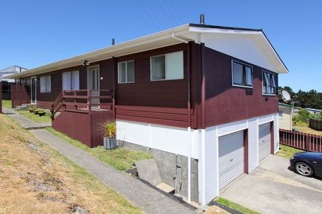 Photo of property in 9 Chetwode Grove, Newlands, Wellington, 6037