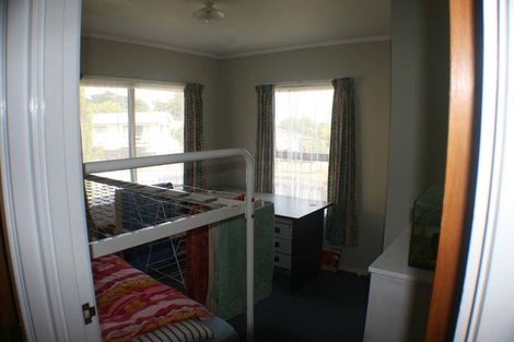 Photo of property in 1 Louise Place, West Harbour, Auckland, 0618