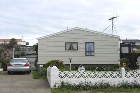 Photo of property in 28 Karyn Street, Castlecliff, Whanganui, 4501