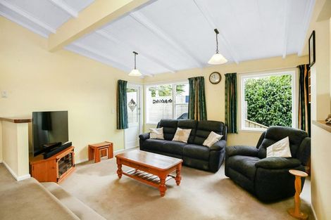 Photo of property in 9 Innes Way, Newlands, Wellington, 6037