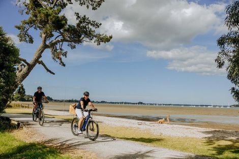 Photo of property in 21 Omokoroa Road, Omokoroa, 3114