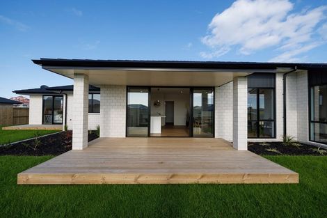 Photo of property in 32 Te Piriti Road, One Tree Point, 0118