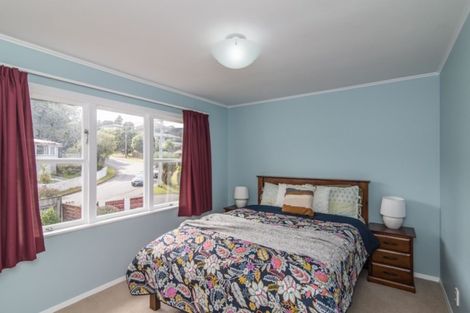 Photo of property in 49 Kiwi Crescent, Tawa, Wellington, 5028