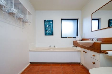 Photo of property in 92 Pacific Drive, Fitzherbert, Palmerston North, 4410