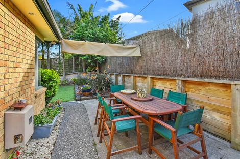 Photo of property in 2/11 The Rosebowl, Sunnyhills, Auckland, 2010