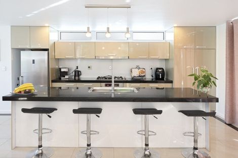 Photo of property in 2/2 Aberdeen Road, Campbells Bay, Auckland, 0620