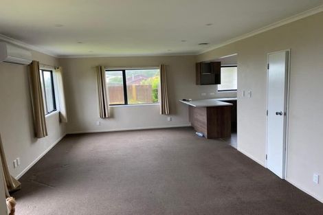 Photo of property in 8a Chetwode Grove, Newlands, Wellington, 6037