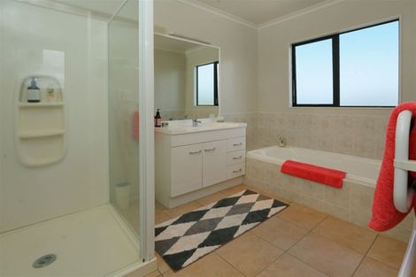 Photo of property in 17 Reybert Place, Massey, Auckland, 0614