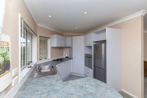 Photo of property in 2 Crown Hill, Paraparaumu, 5032