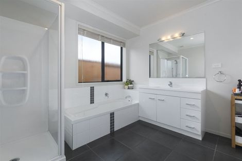 Photo of property in 70 Carrington Drive, Papamoa Beach, Papamoa, 3118