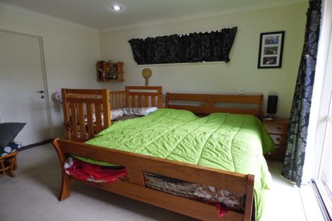 Photo of property in 60 South Kensington Way, Henderson, Auckland, 0612