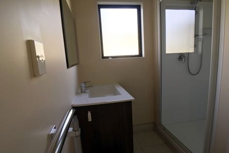 Photo of property in 32 Riverstone Road, Te Atatu Peninsula, Auckland, 0610