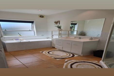 Photo of property in 107 Tiroroa Avenue, Te Atatu South, Auckland, 0610