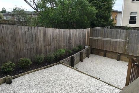 Photo of property in 4/2 Swan Hill Drive, Glen Eden, Auckland, 0602