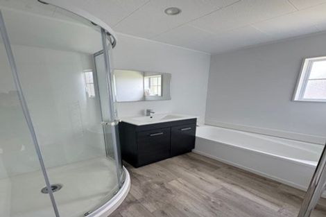 Photo of property in 31 Barbados Drive, Unsworth Heights, Auckland, 0632