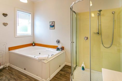 Photo of property in Cotswold Cottage B & B, 46 Maramarahi Road, Thames, 3578