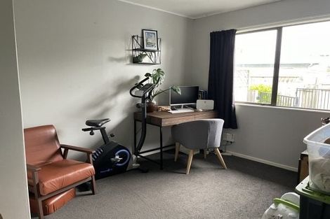 Photo of property in 2/4 Colonial Place, Kelvin Grove, Palmerston North, 4414