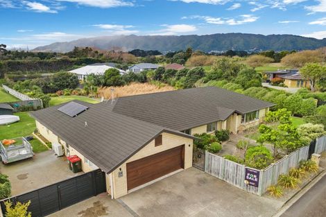 Photo of property in 32 Titoki Road, Waikanae Beach, Waikanae, 5036