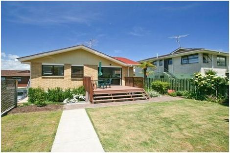 Photo of property in 4/50 Wellington Street, Howick, Auckland, 2014