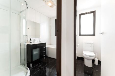 Photo of property in 2/28 Exeter Place, Unsworth Heights, Auckland, 0632