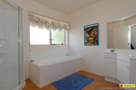 Photo of property in 15 Goldfinch Rise, Unsworth Heights, Auckland, 0632