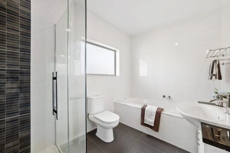 Photo of property in 2/63 Pupuke Road, Birkenhead, Auckland, 0627