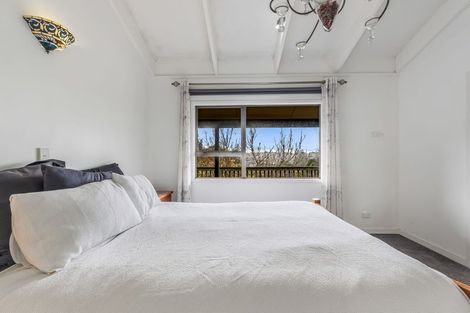 Photo of property in 1/1 Sharon Road, Waiake, Auckland, 0630